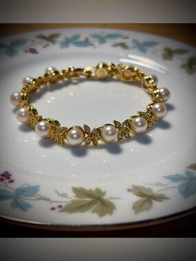 Vintage Joan Rivers Faux Pearl Clear Rhinestone Gold-tone Link Bracelet 7.5"
